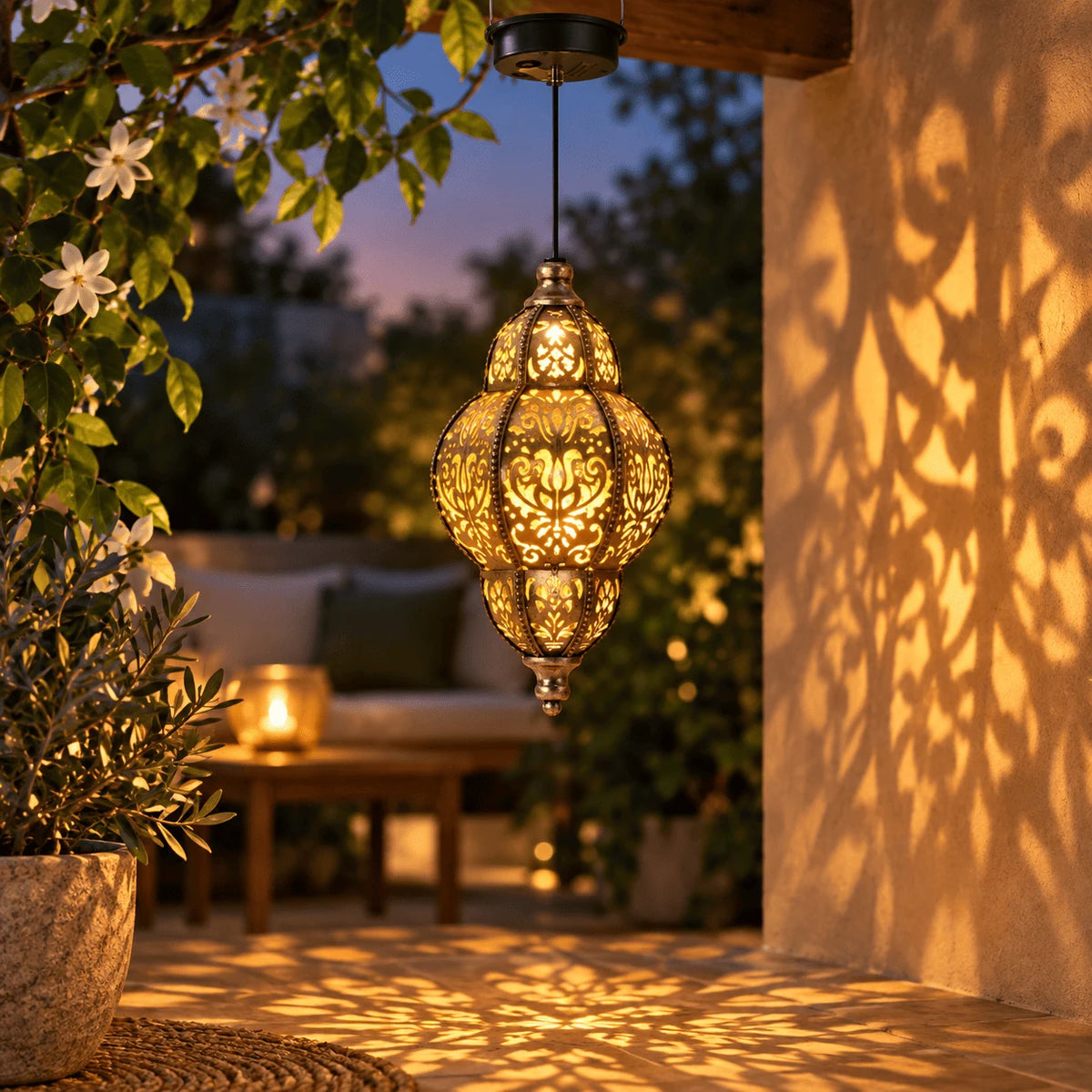 Marrakesh — luminária solar suspensa acesa em varanda ao anoitecer