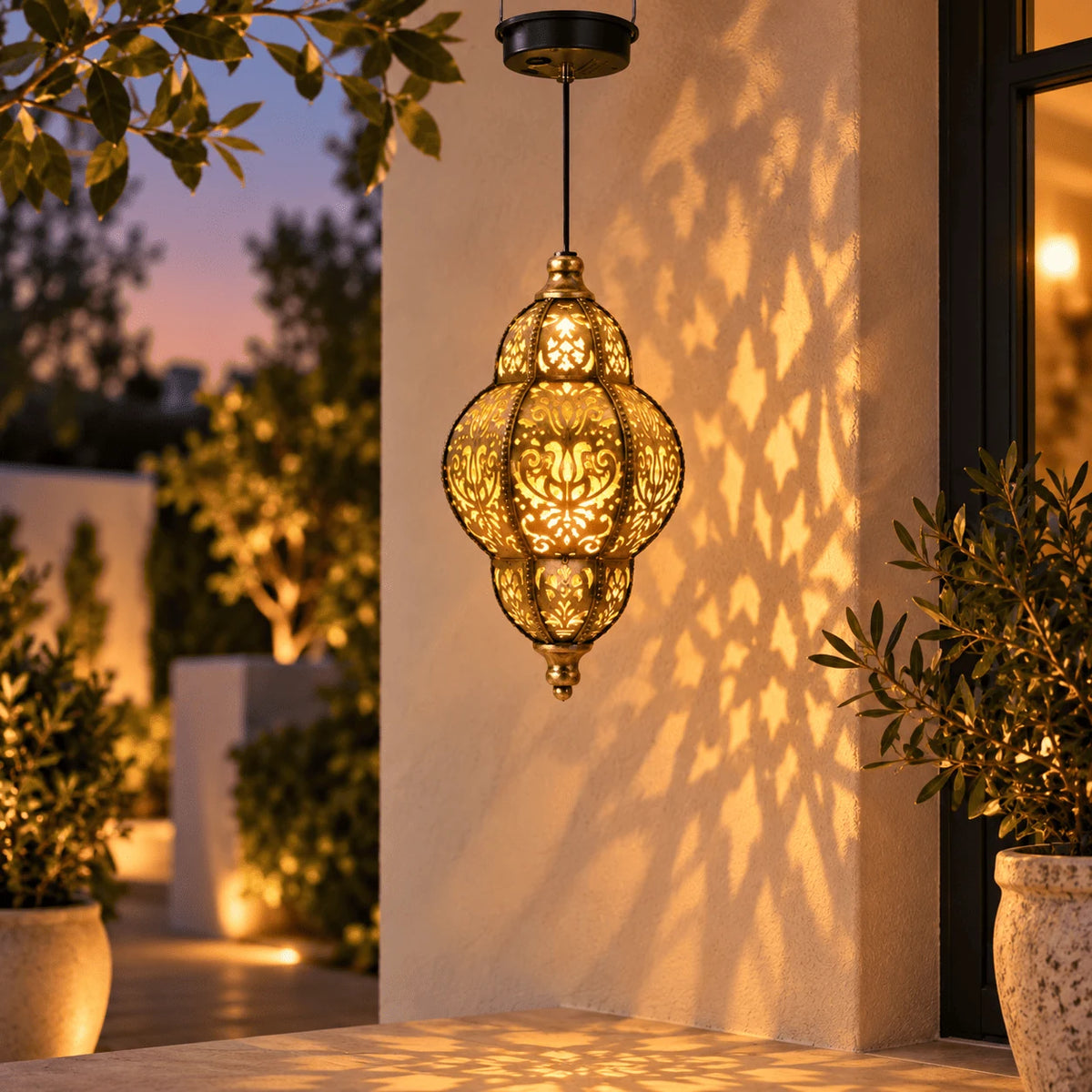Marrakesh acesa criando desenhos de luz e sombra na parede